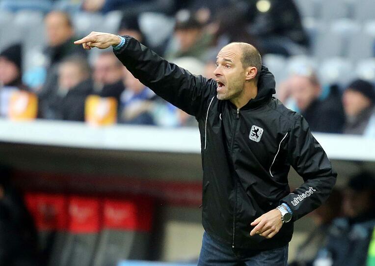 Als neuen Chefcoach beruft der Verein Alexander Schmidt. Der 44-Jährige war seit Beginn dieser Spielzeit für die U21 des Klubs verantwortlich und arbeitete in der Saison 2011/2012 bereits als Assistenztrainer bei den Profis.