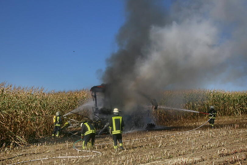 Der Maishäcksler fing Feuer, die anrückenden Wehren hatten den Brand schnell unter Kontrolle.