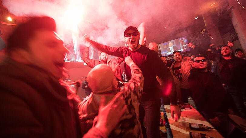 Besiktas-Fans zünden Bengalos in München. Das Bild entstand während des Achtelfinal-Hinspiels gegen die Bayern.
