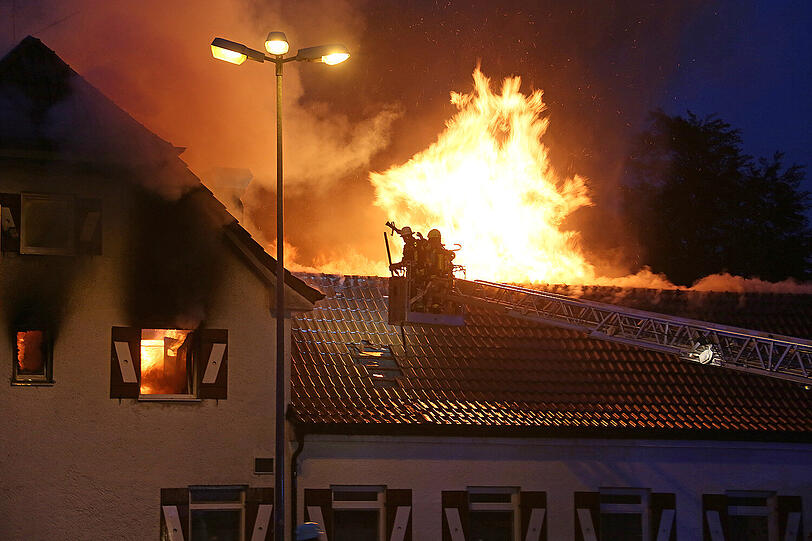 "Brandstiftung können wir ausschließen", hieß es seitens der Polizei. Ermittler sollen in dem einsturzgefährdeten Gebäude nach der Ursache des Feuers suchen. "Der Schaden beträgt mindestens mehrere Hunderttausend Euro", sagte die Polizeisprecherin.