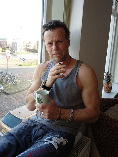 Jenke von Wilmsdorff raucht in einem Coffee-Shop im niederländischen Harlem einen Joint. Der RTL-Reporter will im Zuge der kontroversen Diskussion um das Suchtpotenzial, die Heilwirkung und eine mögliche Legalisierung zunächst wissen, wie das Rauschmittel wirkt.