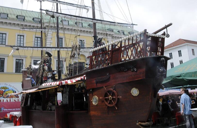 Ein Schiff auf dem Wittelsbacher Platz? Ja klar: Der Hamburger Fischmarkt ist wieder da.