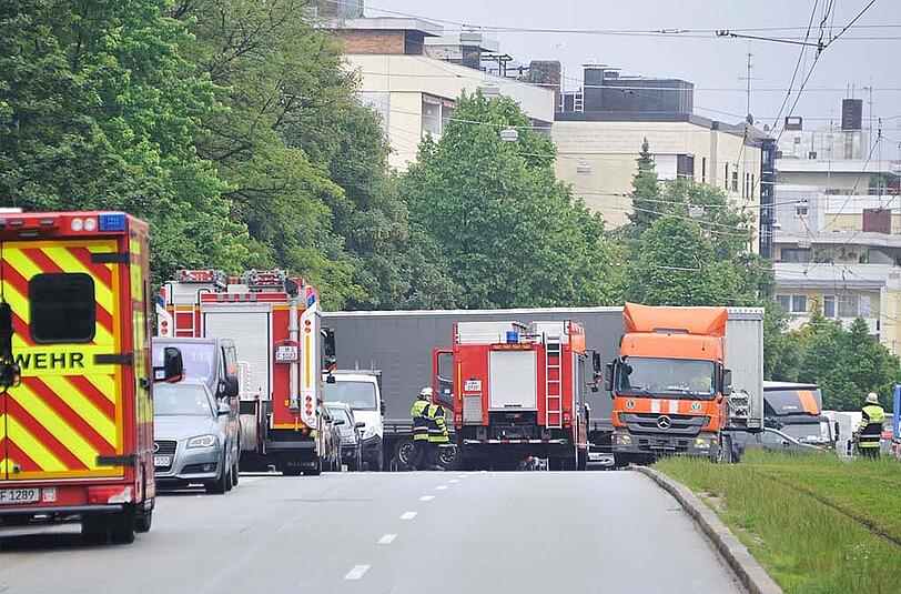 Zwei Lastwagen bleiben im matschigen Boden stecken - ein Verkehrschaos folgt. Die Bilder zum kuriosen Vorfall.