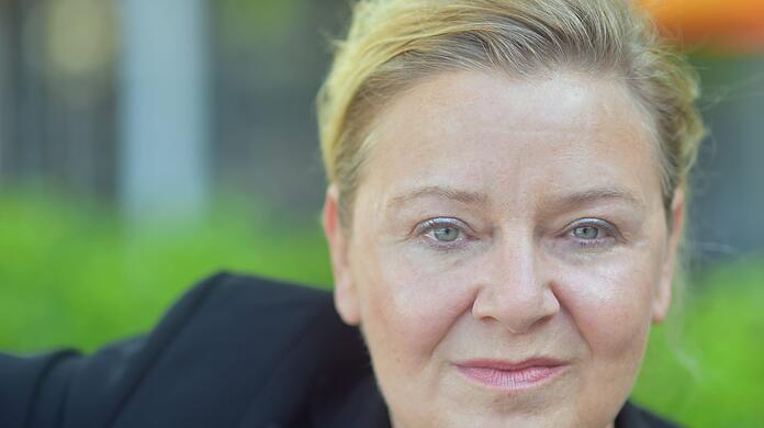 Die Autorin, Journalistin und Medienberaterin Christina Gruber ist mit einem Polizisten verheiratet. Sie lebt in Köln und auf Mallorca.
