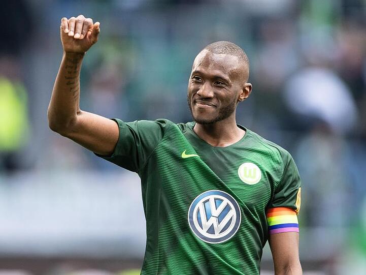 Wolfsburgs Josuha Guilavogui winkt nach dem Spiel. Foto: Swen Pförtner/Archivbild