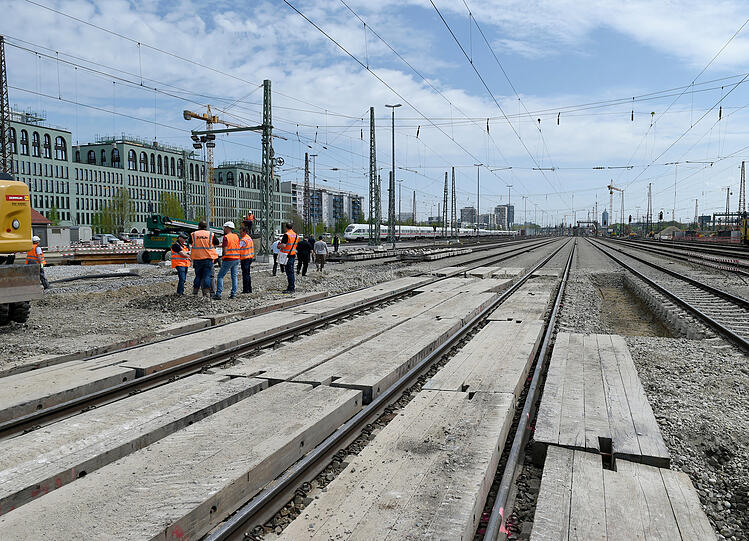 April: Bombenalarm im Gleisbereich des Bahnhofs Laim auf der Baustelle der Zweiten S-Bahnstammstrecke. Die Metallzylinder, die auf den ersten Blick wie zwei Fliegerbomben aus dem Zweiten Weltkrieg aussahen, entpuppen sich zum Glück als rostige Metallrohre.