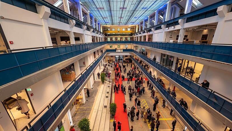 Wer geht hier rein? Und was darf ihn das kosten? Blick ins Foyer der Isarphilharmonie.