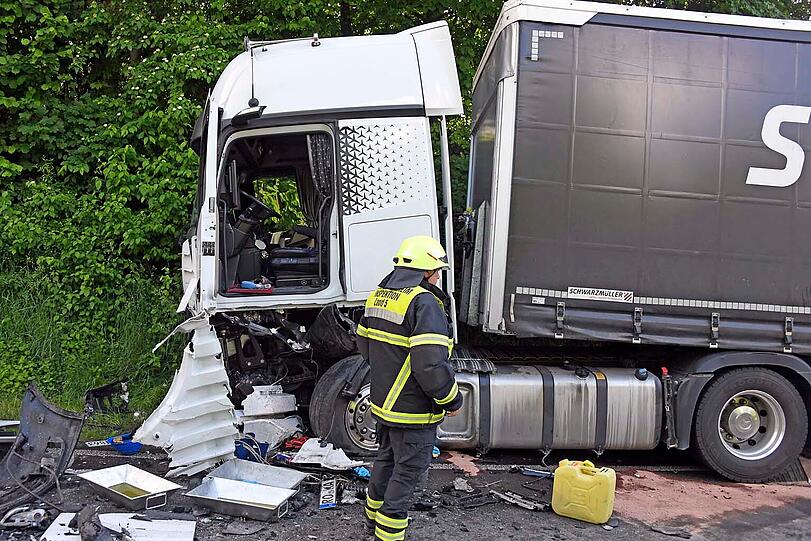 Der 53-jährige Fahrer des Lastwagens wurde leicht verletzt.