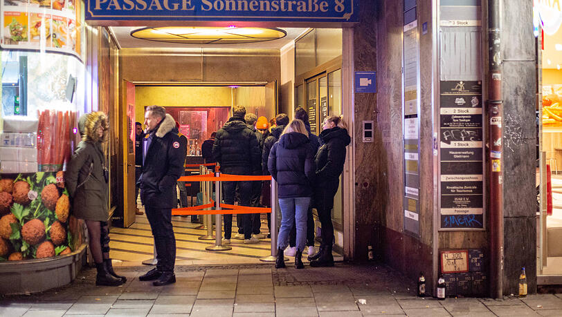 Dieses Bild wird es künftig nicht mehr zu sehen geben: Eine Schlange vorm "Harry Klein" in der Sonnenstraße in München.