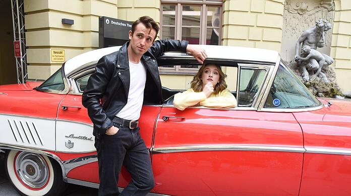 Lottie Power und Ben Darcy im Innenhof des Deutschen Theaters. Im Dezember 2024 spielen sie "Grease" im Theatersaal.