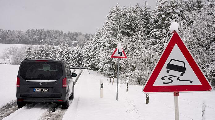Auch in der Eifel in der Nähe des Nürburgrings waren die Straßen verschneit.