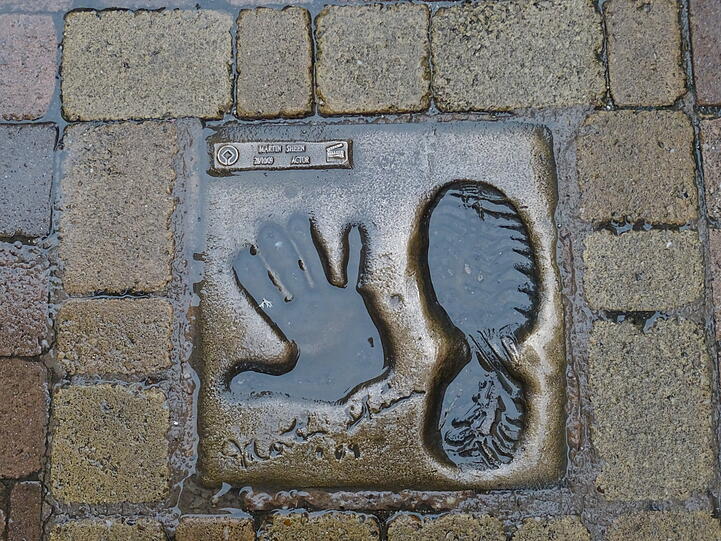 Spanischer Walk of Fame: In Belorado haben berühmte Persönlichkeiten, die den Camino Francés gepilgert sind,  Abdrücke von Hand und Schuh hinterlassen. So auch der amerikanische Schauspieler Martin Sheen, der im Jahr 2009 im Rahmen der Dreharbeiten zu "Dein Weg"  großeTeile des Weges bis nach Santiago de Compostela gelaufen ist.