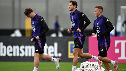 Mit Stiller, Goretzka, Kimmich sprach Nagelsmann vor dem Training am Dienstag.