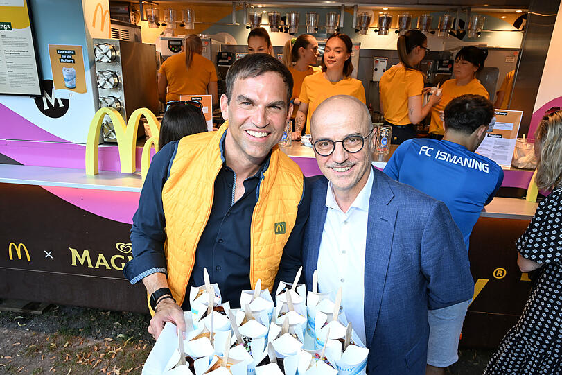 CSU-Landtagsabgeordneter Maximilian Böltl (l.) als "Eisverkäufer" mit McDonald's-Chef Mario Federico. CSU-Landtagsabgeordneter Maximilian Böltl (l.) als "Eisverkäufer" mit McDonald's-Chef Mario Federico.