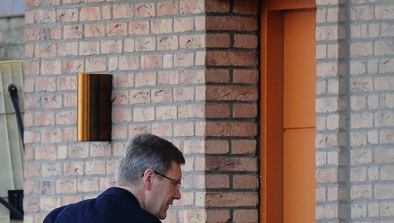 Die Staatsanwaltschaft Hannover sieht erstmal
keinen Anlass für eine Hausdurchsuchung bei Ex-Bundespräsident
Christian Wulff. Die Staatsanwaltschaft Hannover sieht erstmal
keinen Anlass für eine Hausdurchsuchung bei Ex-Bundespräsident
Christian Wulff.