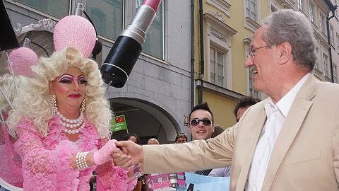 Ein Heimspiel für den derzeit als OB pausierenden Christian Ude (SPD): an der Spitze der Parade mit einer Drag Queen.
