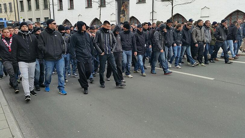 Amateur-Derby: FC Bayern II gegen den TSV 1860 II - Fans treffen sich in den Innenstadt. Die Bilder...