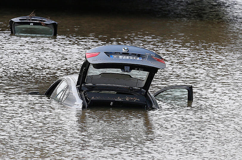 Autos wurden in Südfrankreich von den Fluten verschluckt.
