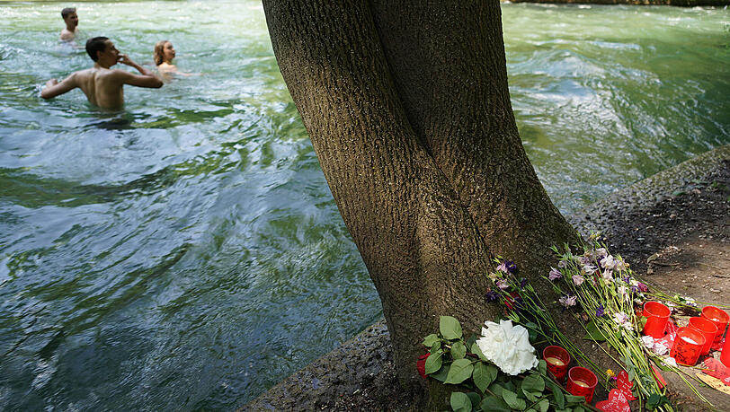 Am Tag nach dem tödlichen Unfall am Eisbach erinnern Kerzen und Blumen an die ertrunkene Mariam – andere Jugendliche baden da bereits wieder. Am Tag nach dem tödlichen Unfall am Eisbach erinnern Kerzen und Blumen an die ertrunkene Mariam – andere Jugendliche baden da bereits wieder.