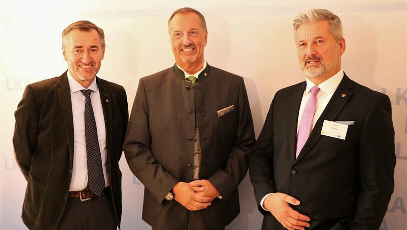 General Fritz Lang, Direktor des BKA Österreich (v.l.), Robert Heimberger, Präsident des LKA Bayern und Jörg Beyser, Leiter des Rauschgiftdezernates LKA Bayern. General Fritz Lang, Direktor des BKA Österreich (v.l.), Robert Heimberger, Präsident des LKA Bayern und Jörg Beyser, Leiter des Rauschgiftdezernates LKA Bayern.