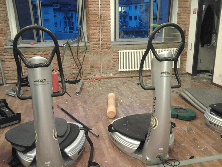Die Scheiben sind geborsten, Geräte beschädigt, Schutt liegt auf dem Boden: So sah es nach der Sprengung in einem nahen Fitnessstudio aus.