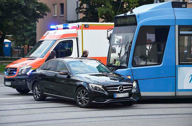 Zusammenstoß zwischen Pkw und Tram: An der Kreuzung Schwansee-/Wallbergstraße hat es ordentlich gekracht. Sehen Sie hier die Bilder vom Unfall.