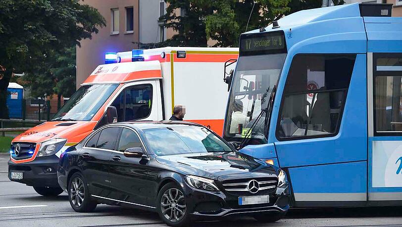 Zusammenstoß zwischen Pkw und Tram: An der Kreuzung Schwansee-/Wallbergstraße hat es ordentlich gekracht. Sehen Sie hier die Bilder vom Unfall. Zusammenstoß zwischen Pkw und Tram: An der Kreuzung Schwansee-/Wallbergstraße hat es ordentlich gekracht. Sehen Sie hier die Bilder vom Unfall.