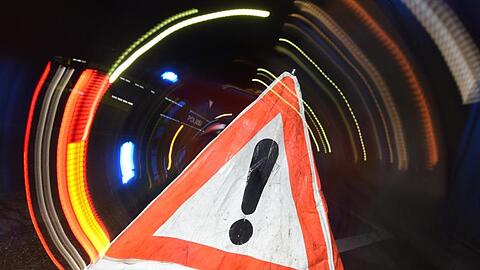 Ein Warndreieck mit dem Schriftzug "Unfall" steht vor einem Blaulicht auf der Straße. Foto: Patrick Seeger/dpa/Illustration