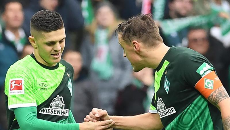 Werder Bremens Max Kruse (r) gratuliert Milot Rashica zu seinem Tor zum 3:0. Werder Bremens Max Kruse (r) gratuliert Milot Rashica zu seinem Tor zum 3:0.