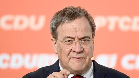 CDU-Chef Armin Laschet kann sich freuen: In einer Umfrage legt die Union etwas zu.