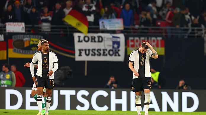 Lukas Nmecha (l) ist wegen Beschwerden im Kniegelenk aus dem DFB-Quartier abgereist.