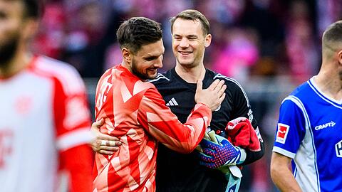 Bayerns Münchens Torwart Manuel Neuer (r) Torwart Sven Ulreich.