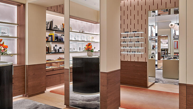 Montblanc ist bekannt f&uuml;r luxuri&ouml;se Schreibger&auml;te, teure Uhren, Lederwaren, Schmuckst&uuml;cke und Sonnenbrillen.