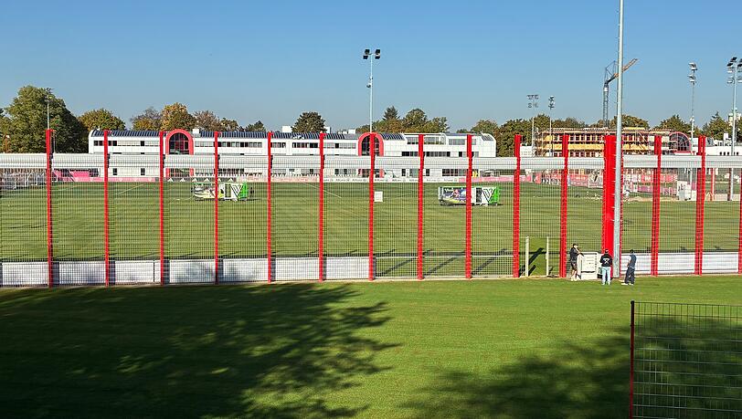 Beim FC Bayern wird weiter gebaut &ndash; es geht voran. Auf dem Hybridrasenplatz verteilen Maschinen Kunststoff-Fasern.