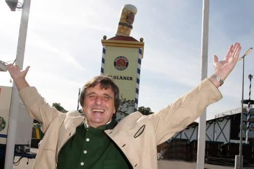 Mit voller Energie geht&rsquo;s auf die Wiesn: Peter Pongratz vor dem berühmten Turm seines Winzerer Fähndls.