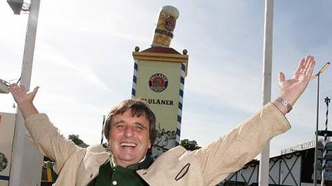 Mit voller Energie geht&rsquo;s auf die Wiesn: Peter Pongratz vor dem berühmten Turm seines Winzerer Fähndls.
