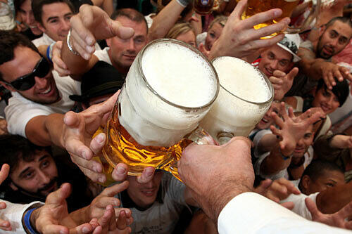 O&#039;zapft is! Gierig warten die Ersten auf ihr Bier.