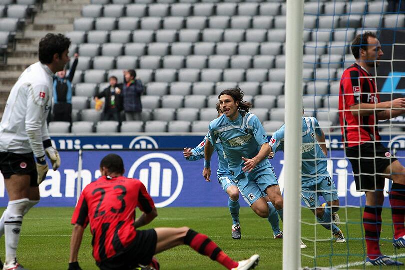 DJORDJE RAKIC: Gegen Ingolstadt hatte er noch 20 Minuten gebraucht, gegen die Eintracht war er schon nach 12,4 Sekunden erfolgreich. Entwickelt sich zum neuen Löwen-Torjäger. War an (fast) allen gefährlichen Offensivaktionen dabei und half auch hinten bei Standards immer wieder erfolgreich aus. NOTE 1