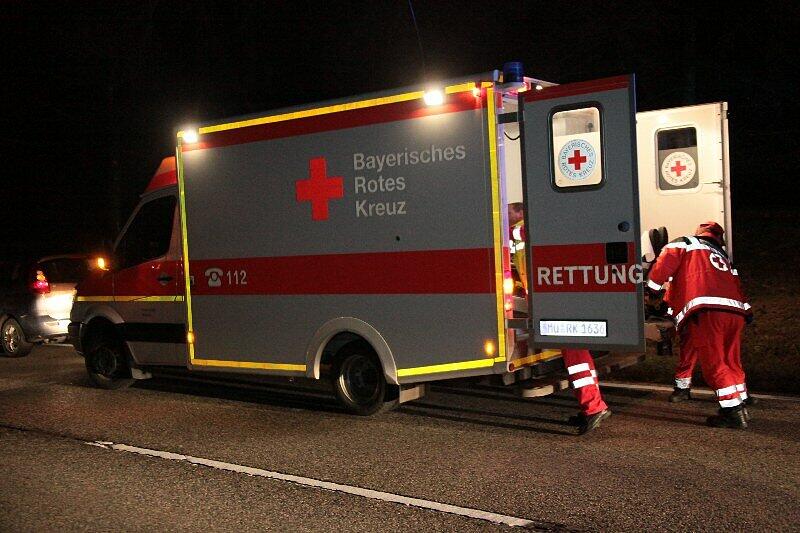 Am Mittwoch morgen kippte ein LKW auf der B 12 bei Rattenkirchen um: Der verletzte Fahrer war in seiner Kabine eingeklemmt und musste von der Feuerwehr befreit werden. Die Bilder!