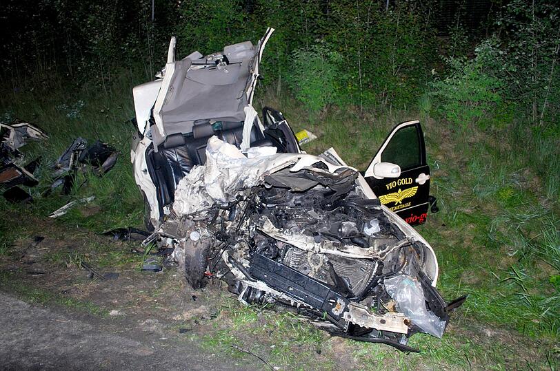 Warum es zu dem tragischen Unfall auf der B20 in Ascha (Niederbayern) gekommen ist, ist bisher nicht bekannt. Eine 30-jährige Autofahrerin ist auf die Gegenfahrbahn geraten und hat ein Taxi frontal gerammt. Drei Menschen starben, vier wurden schwer verletzt.