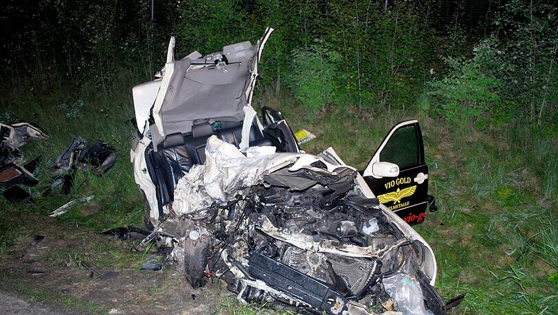 Warum es zu dem tragischen Unfall auf der B20 in Ascha (Niederbayern) gekommen ist, ist bisher nicht bekannt. Eine 30-jährige Autofahrerin ist auf die Gegenfahrbahn geraten und hat ein Taxi frontal gerammt. Drei Menschen starben, vier wurden schwer verletzt. Warum es zu dem tragischen Unfall auf der B20 in Ascha (Niederbayern) gekommen ist, ist bisher nicht bekannt. Eine 30-jährige Autofahrerin ist auf die Gegenfahrbahn geraten und hat ein Taxi frontal gerammt. Drei Menschen starben, vier wurden schwer verletzt.