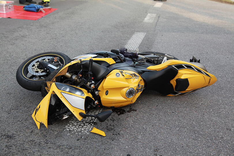 Im Landkreis Rosenheim hat eine Autofahrerin einen Motorradfahrer übersehen. Der Mann stirbt noch am Unfallort, die Frau wird schwer verletzt ins Krankenhaus geflogen.