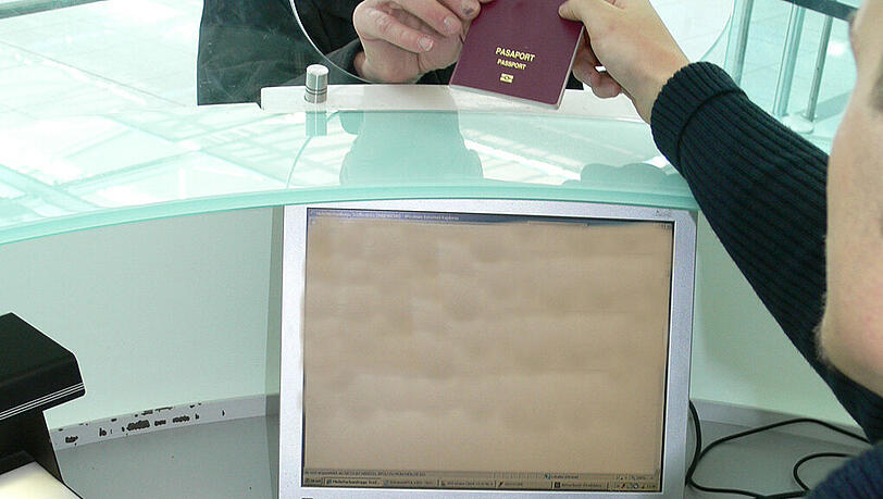 Bei der Fahndung nach verurteilten Straftätern fast schon unverzichtbar, sind Computer manchmal aber auch hilfreich, um dem Gefängnis zu entgehen - wie das aktuelle Beispiel zeigt. (Beispielbild) Bei der Fahndung nach verurteilten Straftätern fast schon unverzichtbar, sind Computer manchmal aber auch hilfreich, um dem Gefängnis zu entgehen - wie das aktuelle Beispiel zeigt. (Beispielbild)