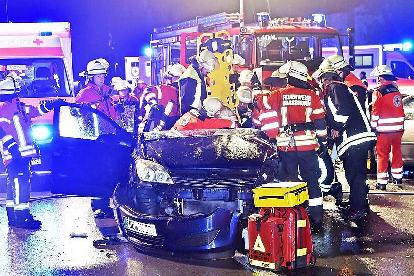 Die Feuerwehr befreit die Schwerverletzte mit einem Rettungsspreizer.