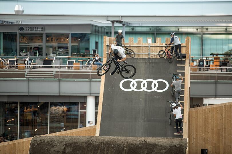 Meterhohe Spielwiese für Adrenalinjunkies: Noch bis zum 19. August steht der &bdquo;Bike & Style&ldquo;-Parcours im MAC-Forum zwischen Terminal 1 und 2.