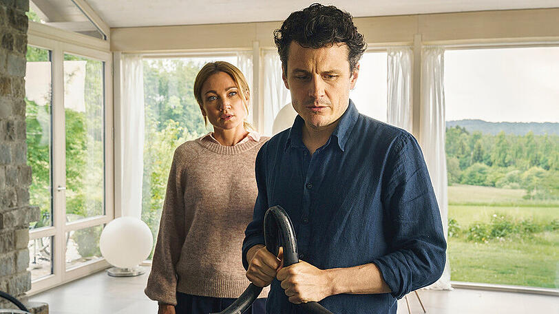 "Irgendwas bleibt immer": Mark (Manuel Rubey) erzählt Nina (Lisa Maria Potthoff) von seiner Angst, dass seine Vergangenheit ihn einholt