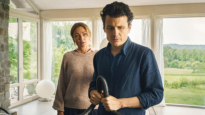 "Irgendwas bleibt immer": Mark (Manuel Rubey) erzählt Nina (Lisa Maria Potthoff) von seiner Angst, dass seine Vergangenheit ihn einholt "Irgendwas bleibt immer": Mark (Manuel Rubey) erzählt Nina (Lisa Maria Potthoff) von seiner Angst, dass seine Vergangenheit ihn einholt