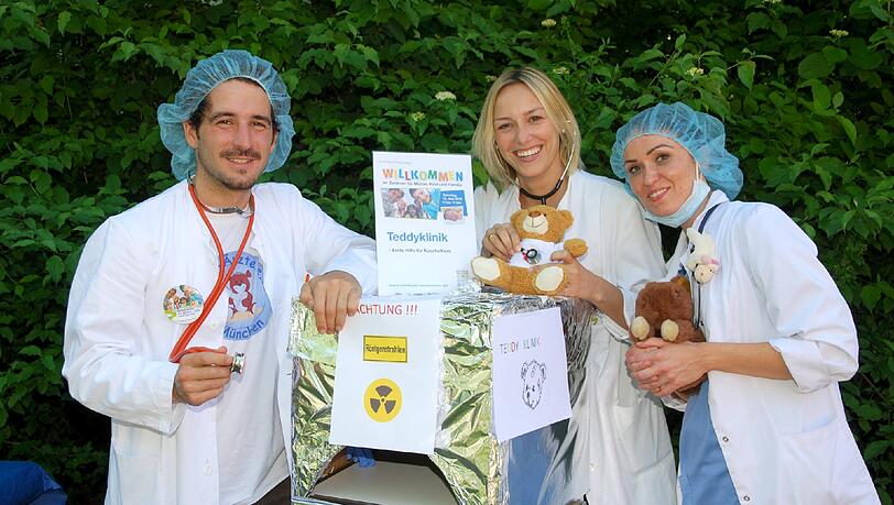Martin Seyfried, Anne Bukowski und Margot Szynawa (v.l.) kümmerten sich in der Teddyklinik um die Wehwehchen von Puppen und Stofftieren. Martin Seyfried, Anne Bukowski und Margot Szynawa (v.l.) kümmerten sich in der Teddyklinik um die Wehwehchen von Puppen und Stofftieren.