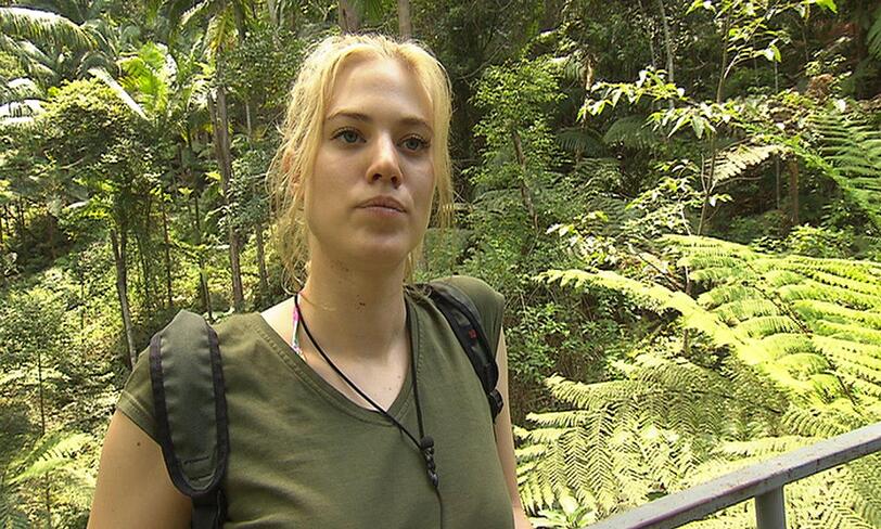 Auf den Weg zu ihrer vierten Dschungelprüfung wird Larissa Marolt bis zur Hängebrücke von Marco und Mola begleitet. Doch wirklich helfen tut ihr das nicht - für sie ist jede Dschungelprüfung ein Alptraum.
