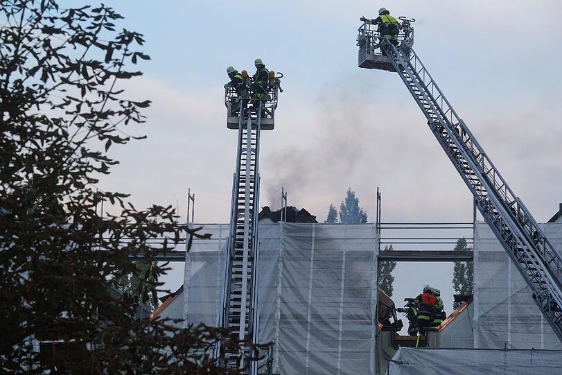 Feuer in Schwabing: Der Dachstuhl der Turnhalle des Maximiliansgymnasiums fing am Donnerstagabend Feuer. Die Bilder.